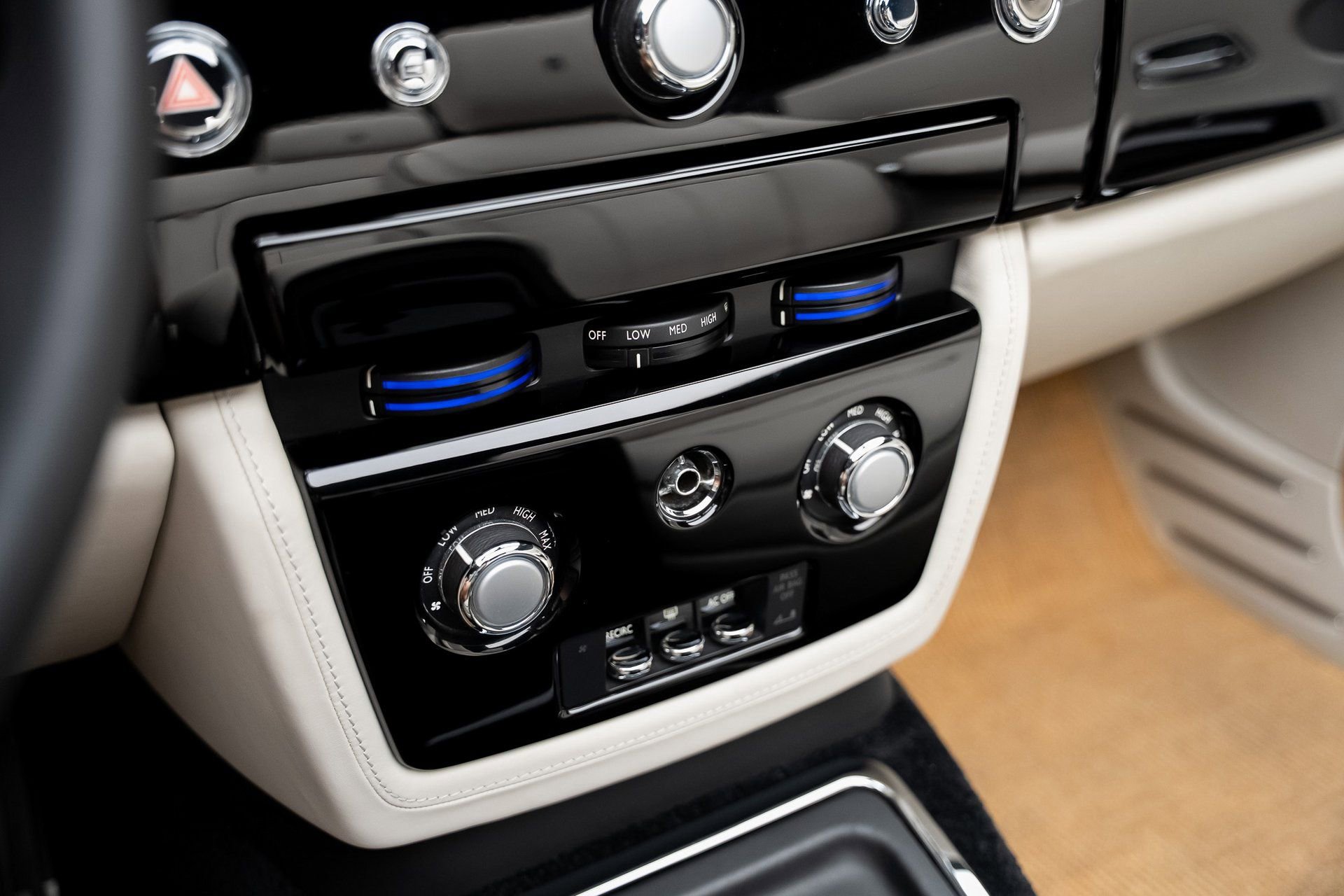 Used 2013 Rolls-Royce Phantom Drophead Coupe image 52