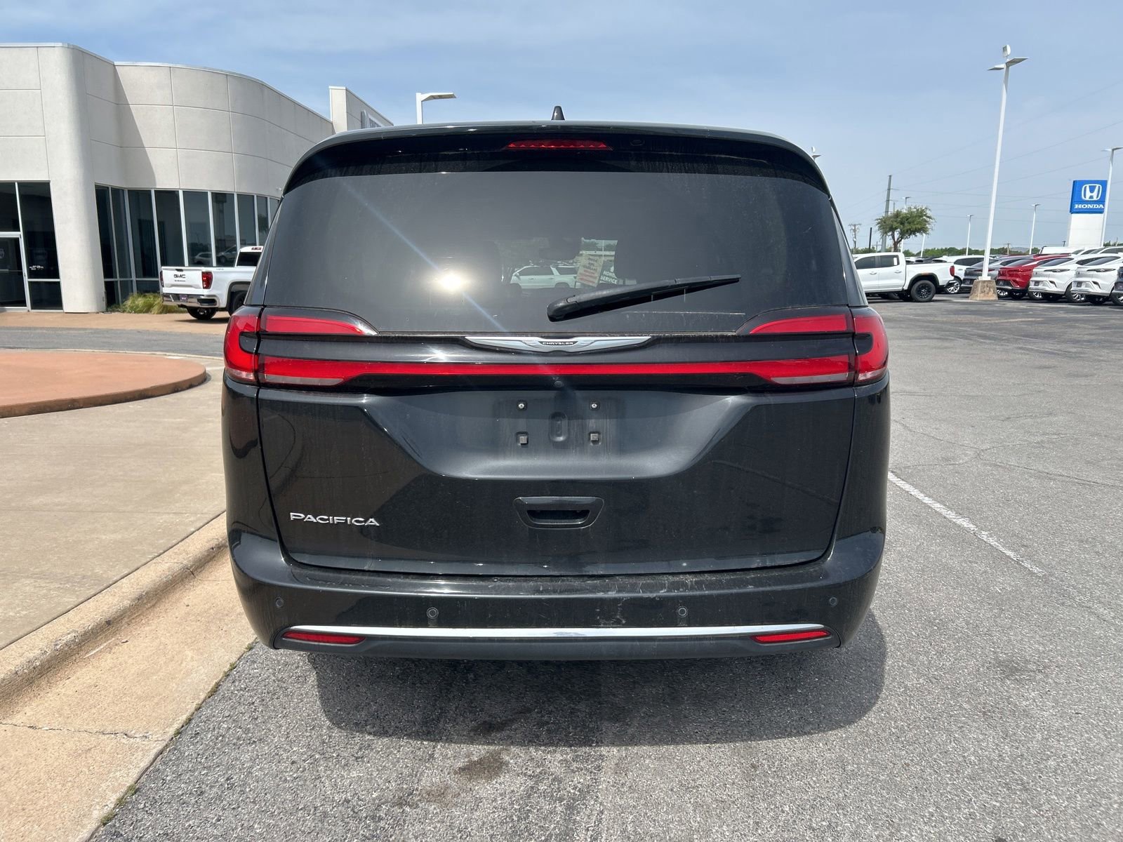 Used 2023 Chrysler Pacifica Touring-L FWD image 6