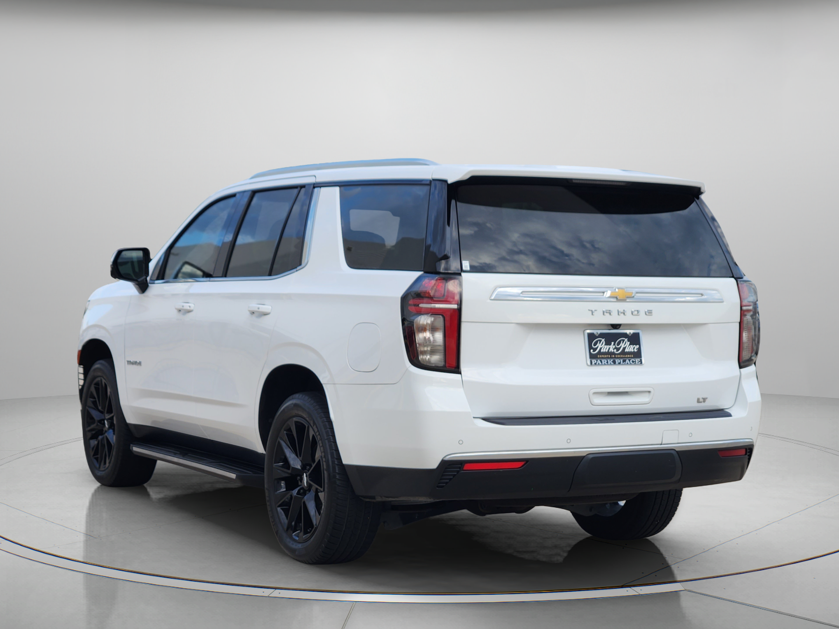 Used 2022 Chevrolet Tahoe LT w/ Luxury Package RWD image 3