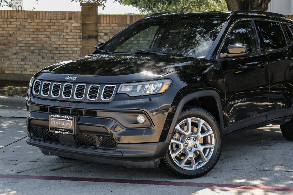Used 2024 Jeep Compass Latitude AWD/4WD image 12