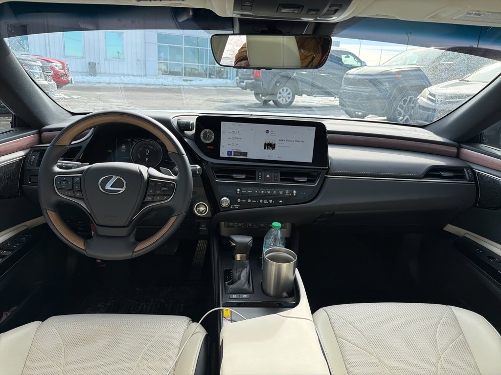 Used 2025 Lexus ES 300h Ultra Luxury image 5