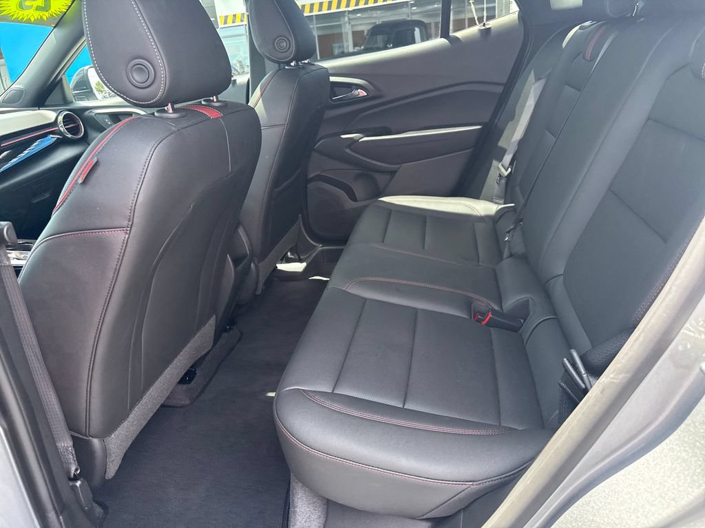 Used 2025 Chevrolet Trax RS w/ Sunroof Package FWD image 37