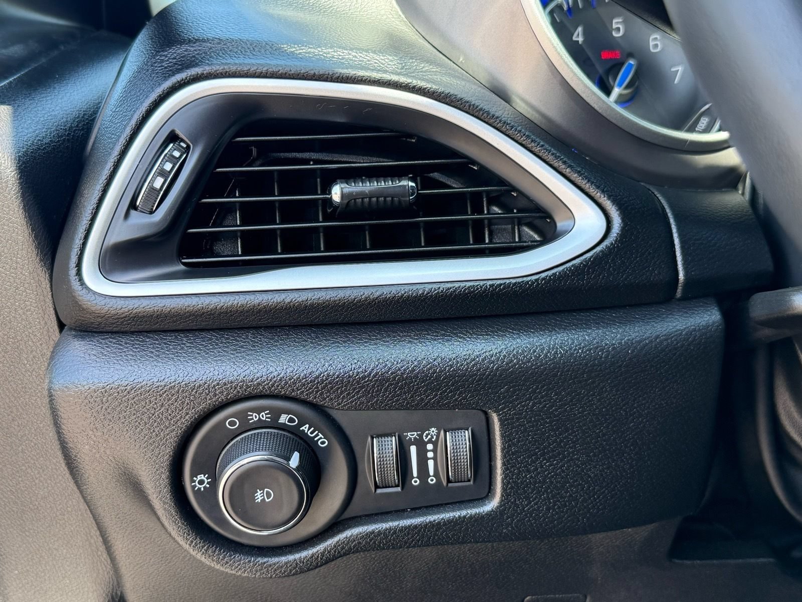 Used 2025 Chrysler Pacifica Select FWD image 15