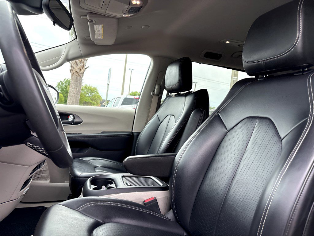 Used 2023 Chrysler Pacifica Touring-L image 16