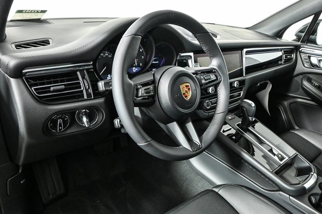Certified 2026 Porsche Macan AWD/4WD image 4