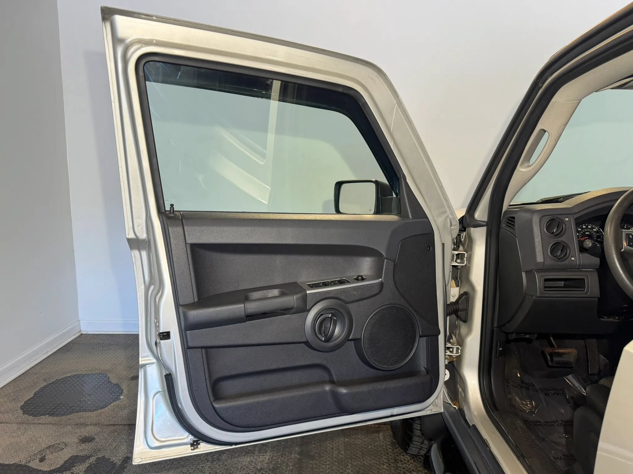Used 2008 Jeep Commander Sport AWD/4WD image 6