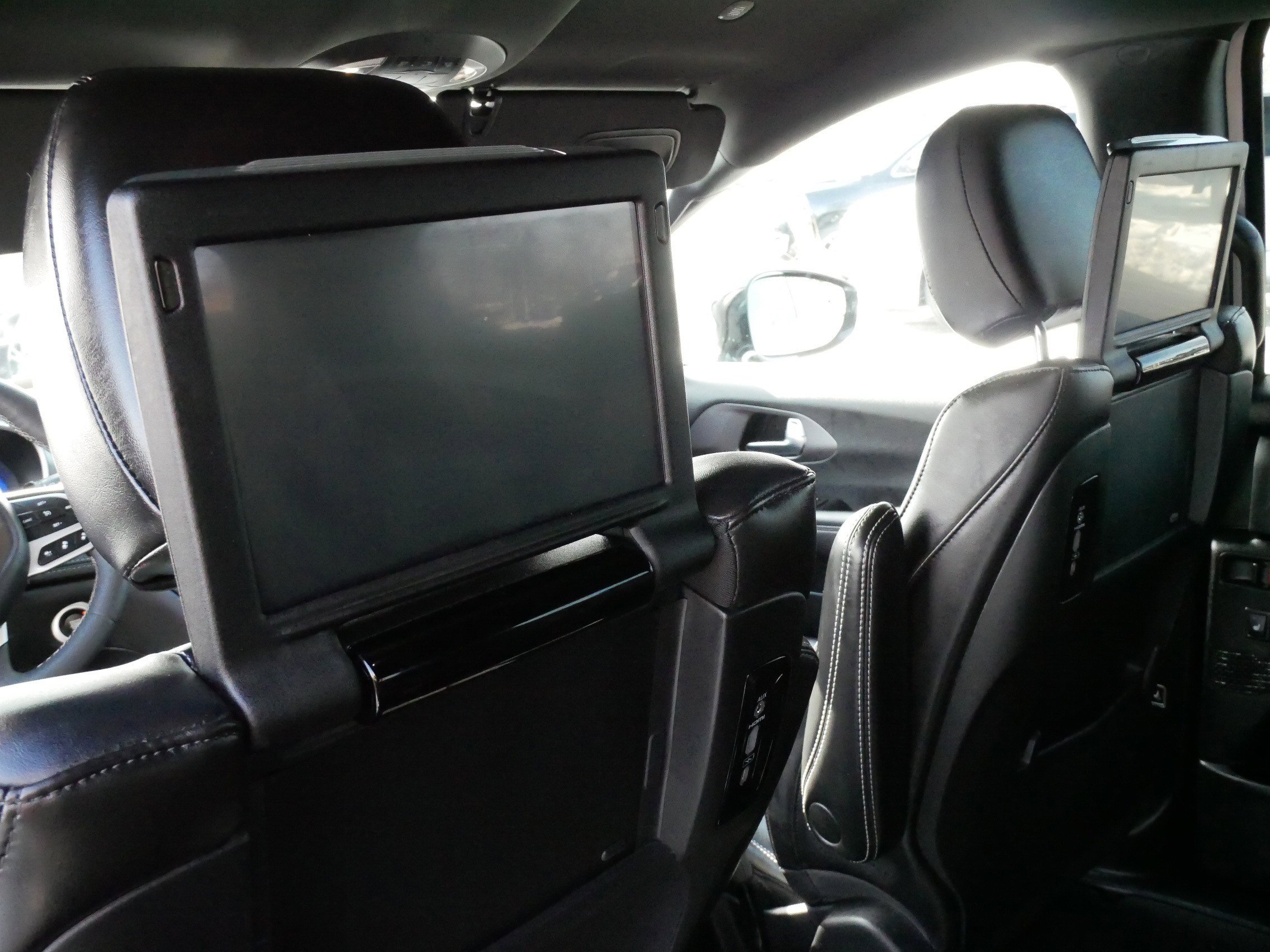 Used 2025 Chrysler Pacifica Select w/ Uconnect Theater Family Group image 32