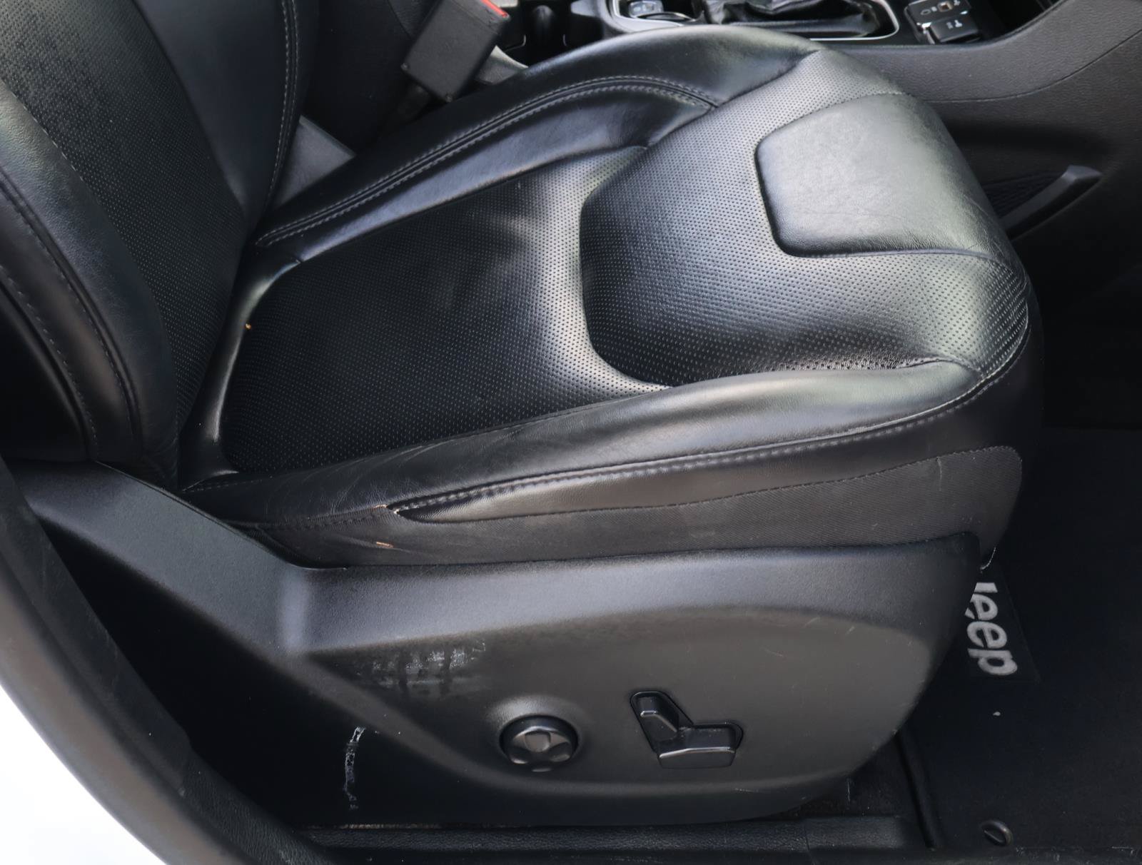 Used 2019 Jeep Cherokee Limited w/ Technology Group FWD image 19