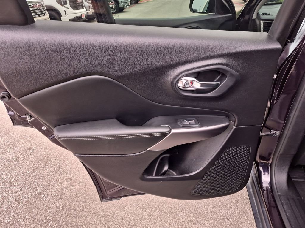 Used 2021 Jeep Cherokee Latitude Lux w/ Comfort/Convenience Group FWD image 32