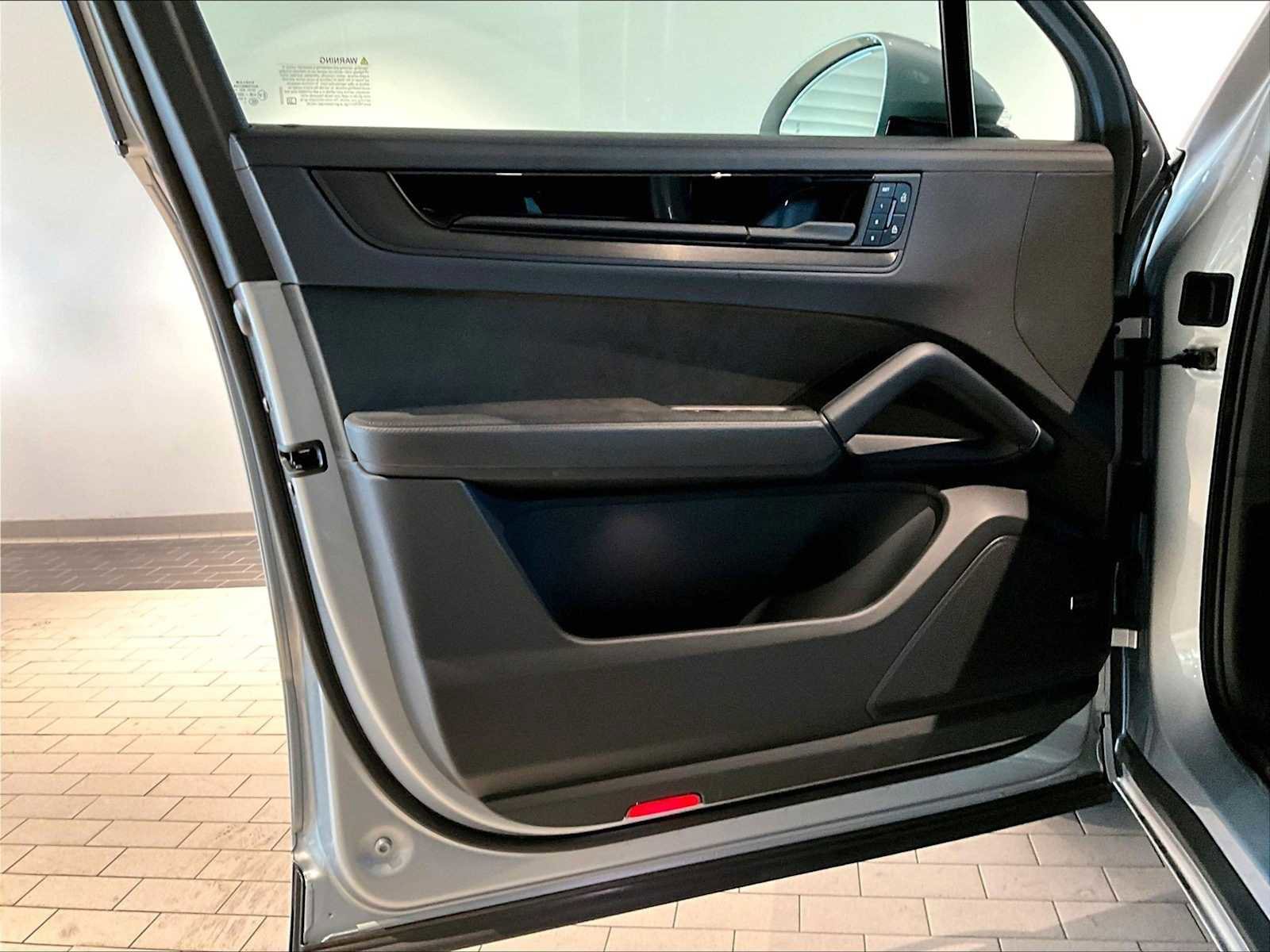 Used 2025 Porsche Cayenne GTS w/ Premium Package image 26