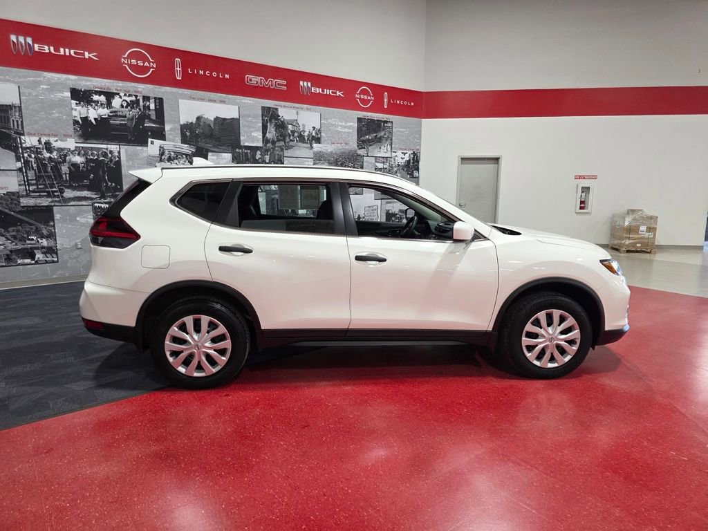 Used 2019 Nissan Rogue S image 2