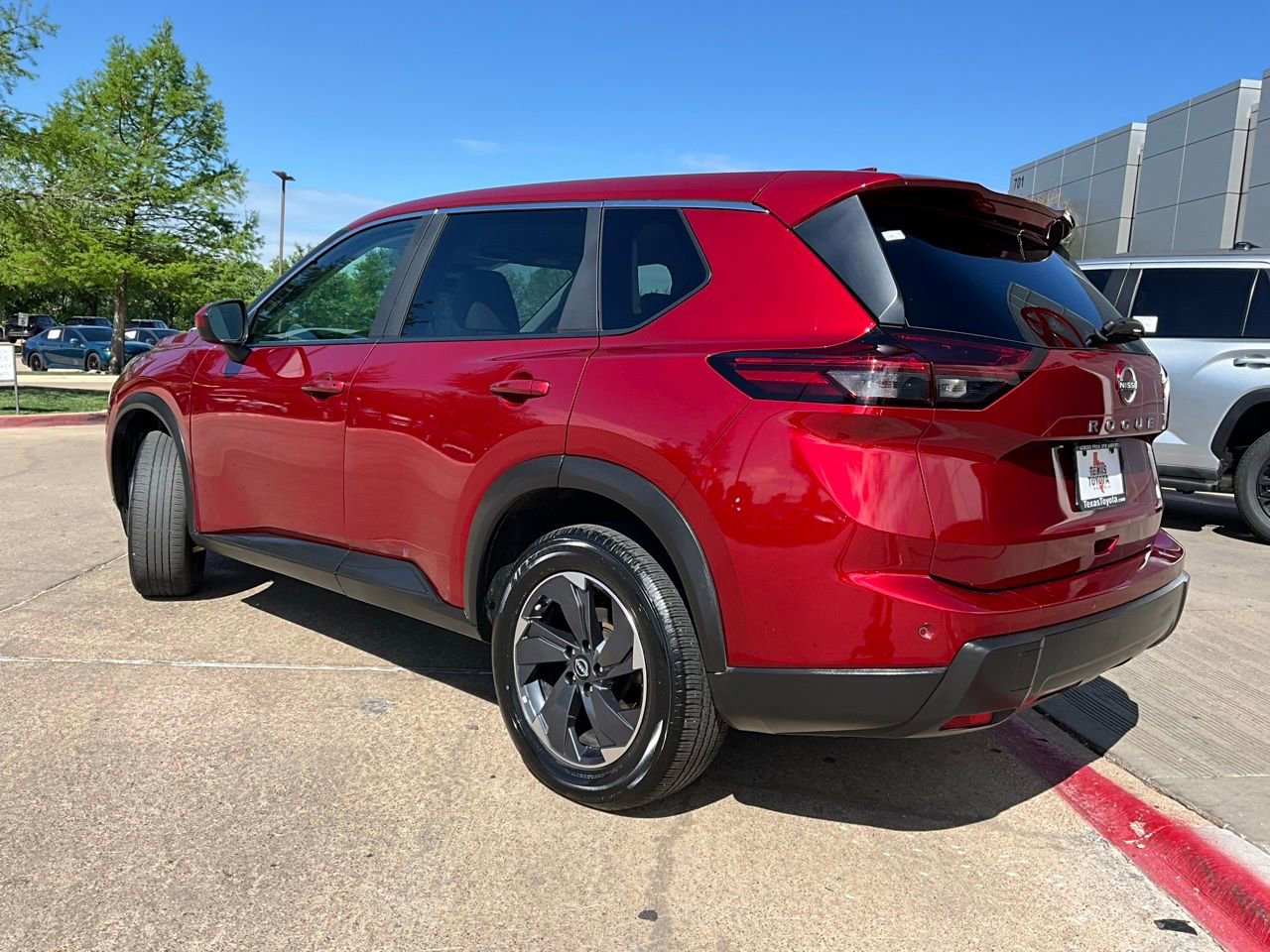 Used 2025 Nissan Rogue SV FWD image 8
