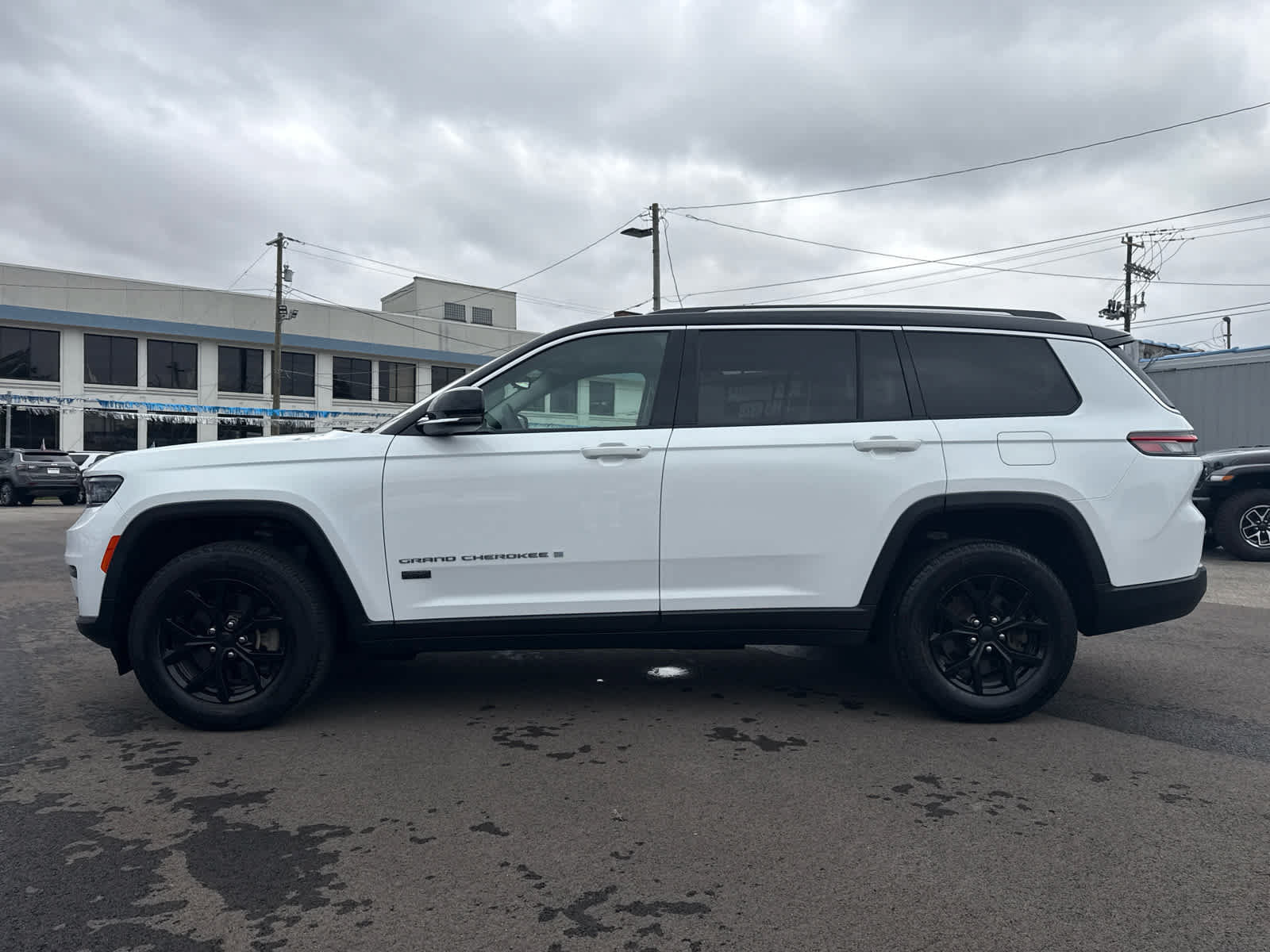 Used 2023 Jeep Grand Cherokee L Limited AWD/4WD image 8