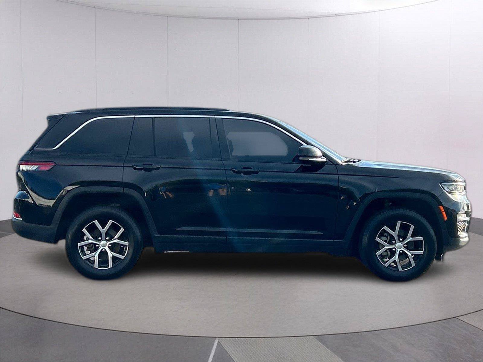 Used 2024 Jeep Grand Cherokee Limited RWD image 8