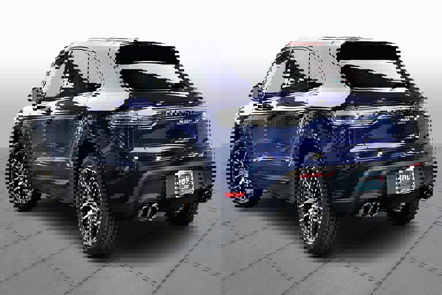 Used 2022 Porsche Macan w/ Premium Package Plus image 11