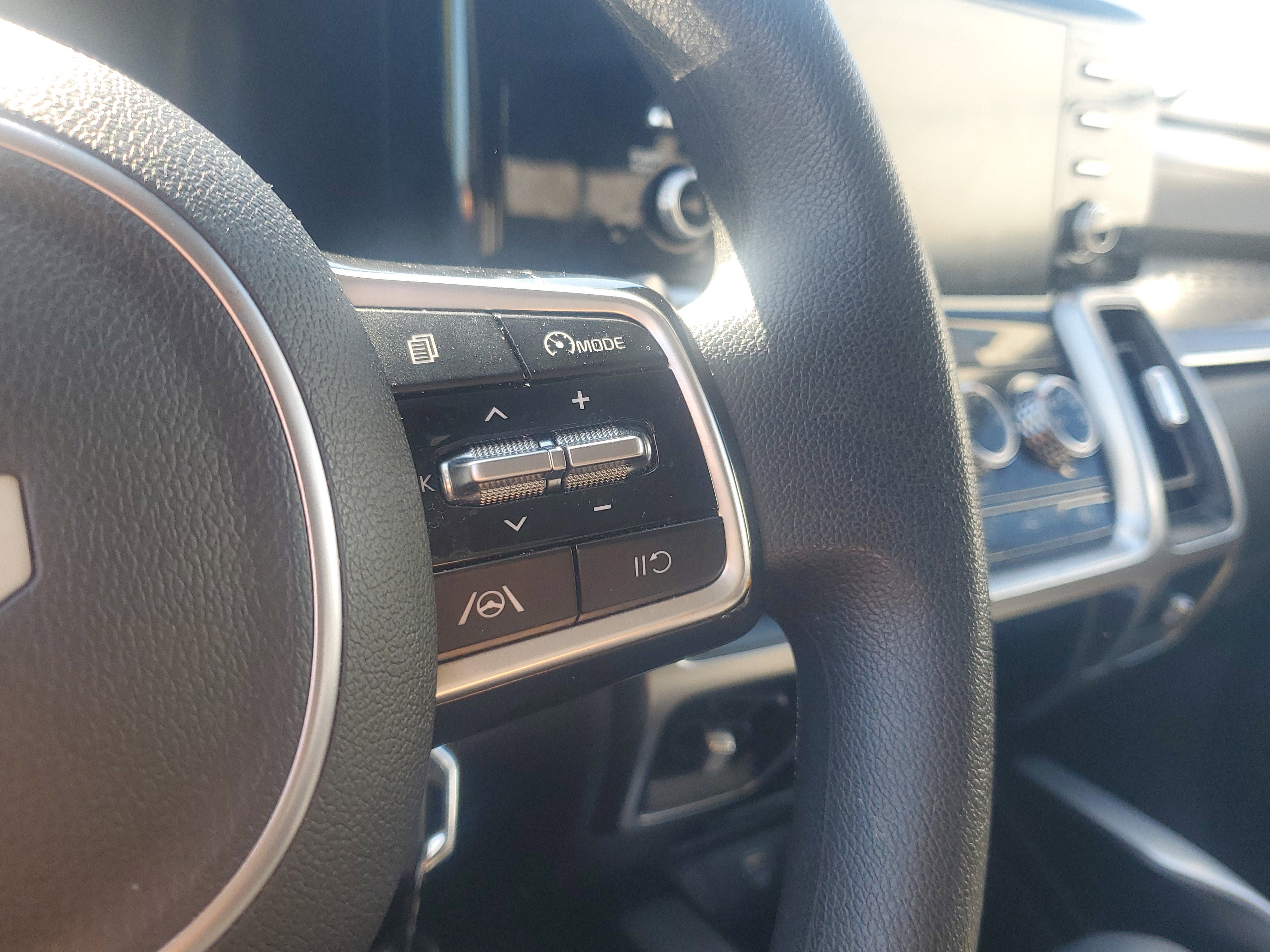 Used 2023 Kia Sorento LX image 17