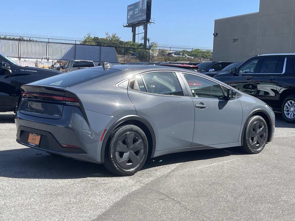 Used 2025 Toyota Prius LE FWD image 3