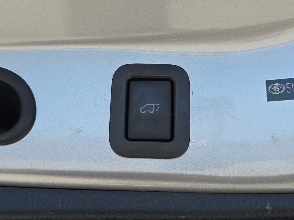 Used 2014 Toyota Highlander Limited Platinum FWD image 17