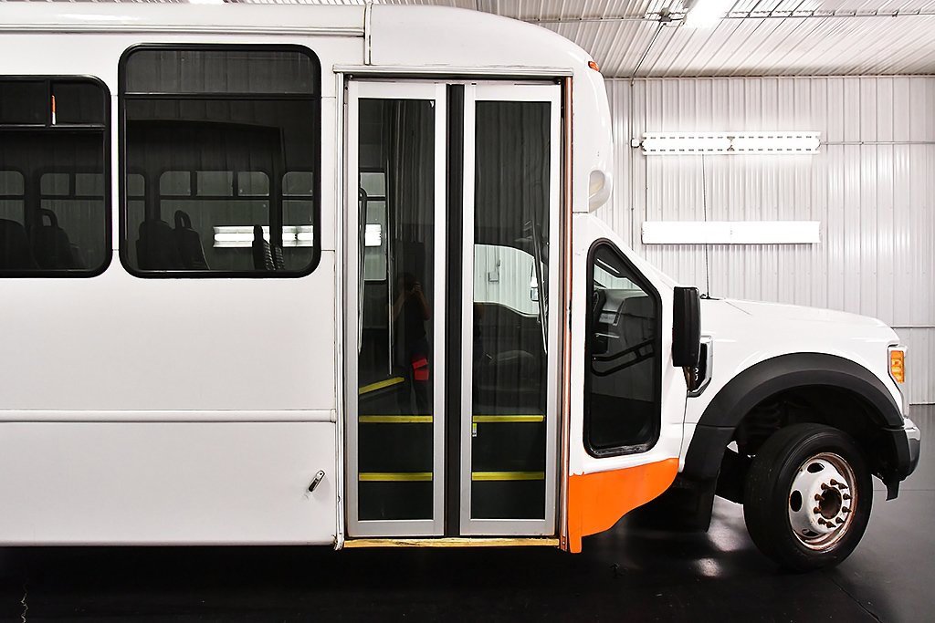 Used 2017 Ford F550 2WD Regular Cab Super Duty image 8