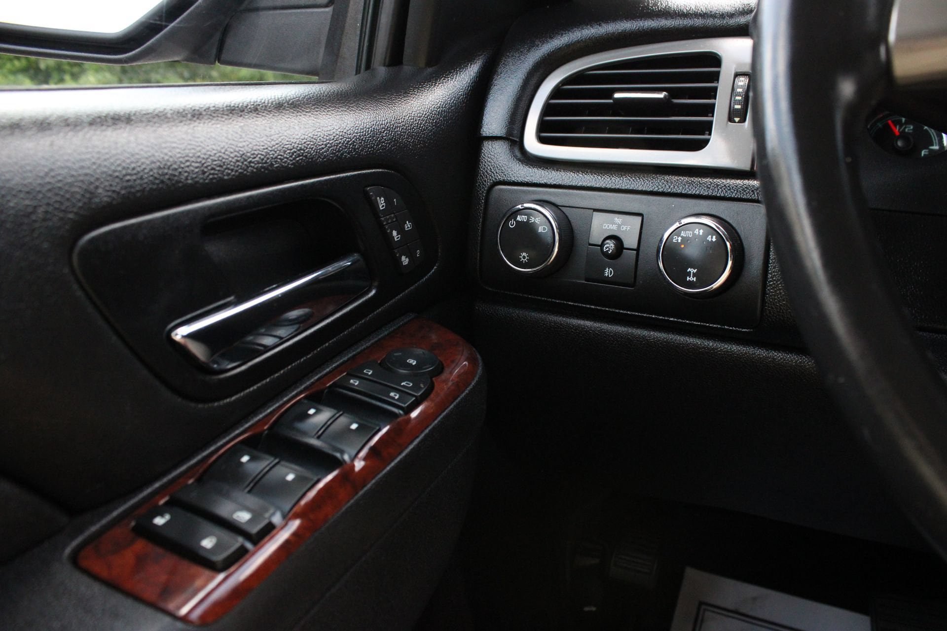 Used 2013 Chevrolet Avalanche LTZ AWD/4WD image 27