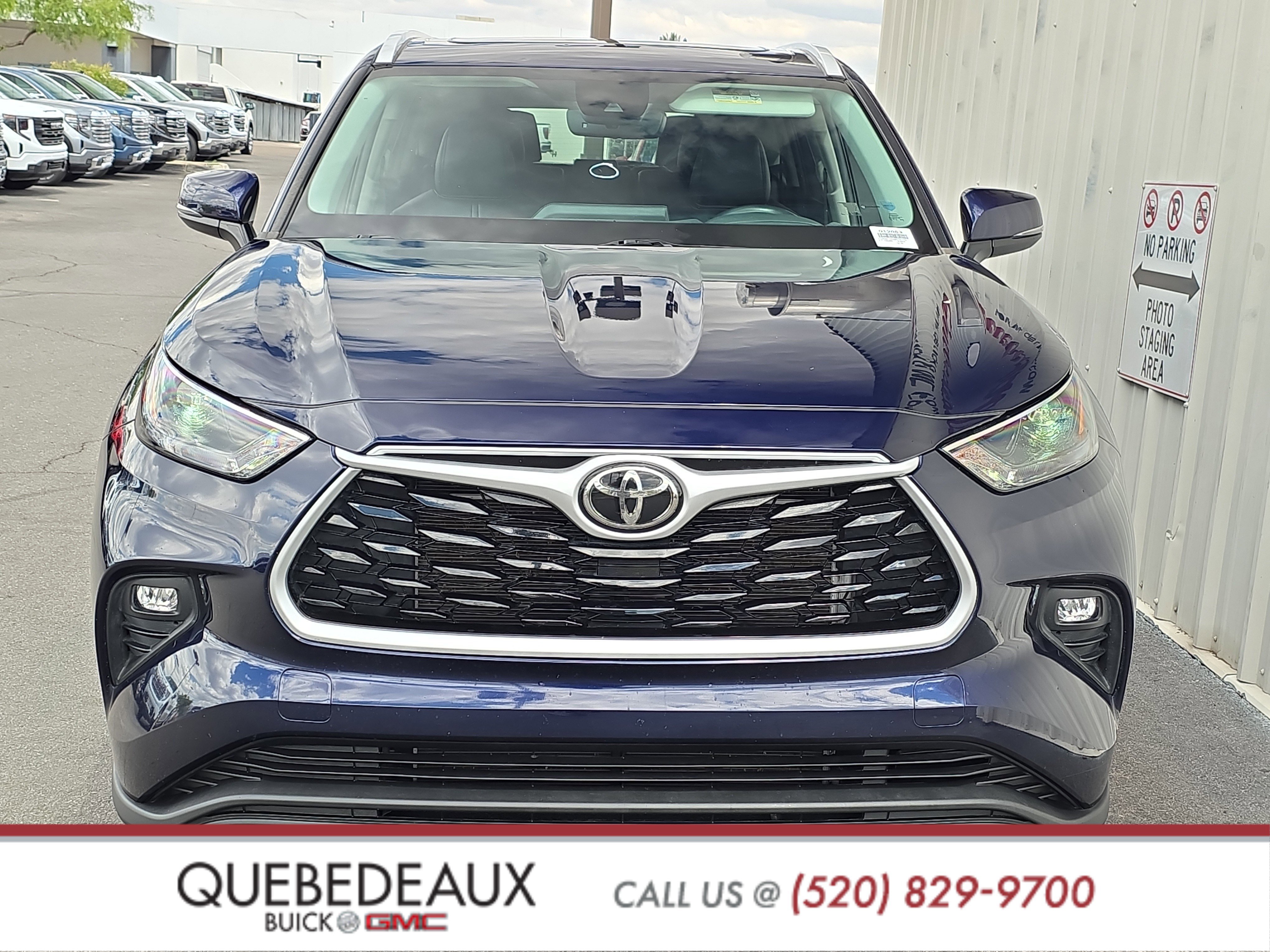 Used 2022 Toyota Highlander XLE FWD image 2