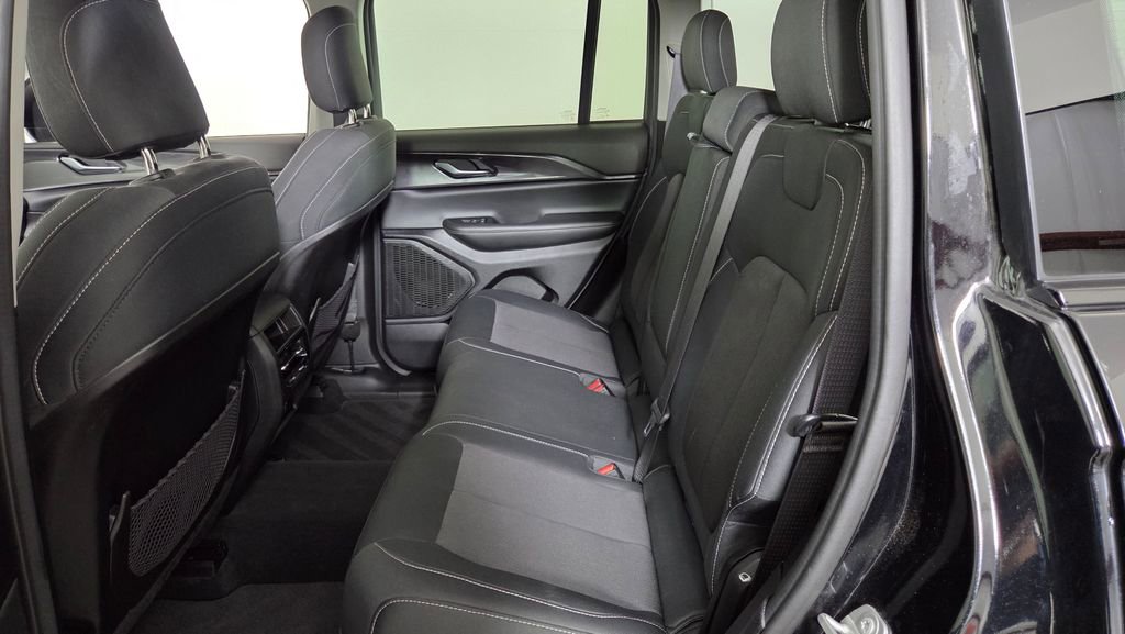 Used 2023 Jeep Grand Cherokee Laredo image 30
