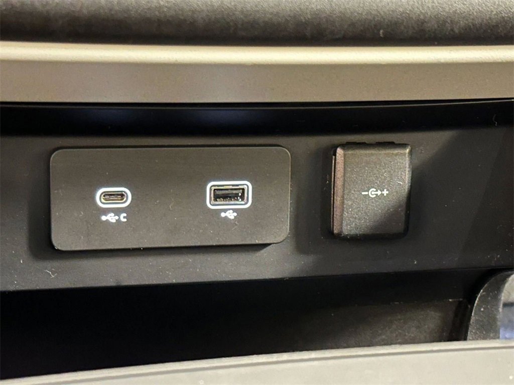 Used 2023 Land Rover Defender 110 X-Dynamic SE image 28