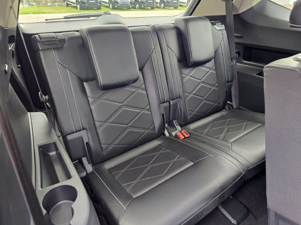 Used 2025 Volkswagen Atlas SE FWD image 33