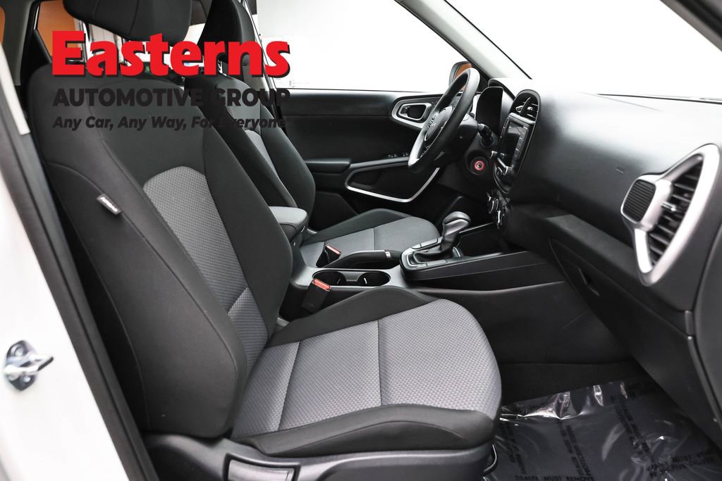Used 2025 Kia Soul LX FWD image 24