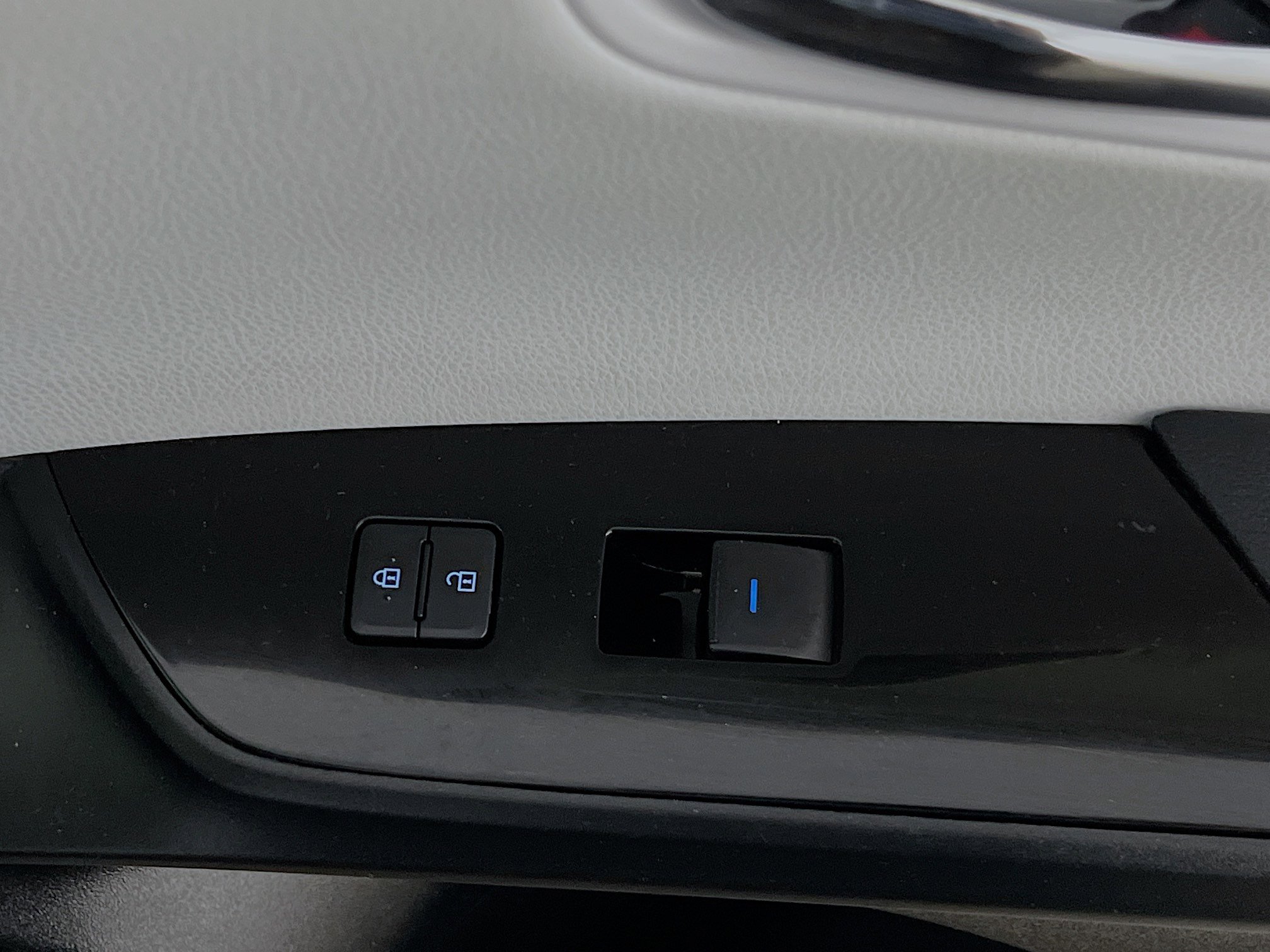 Used 2022 Toyota Prius LE image 32