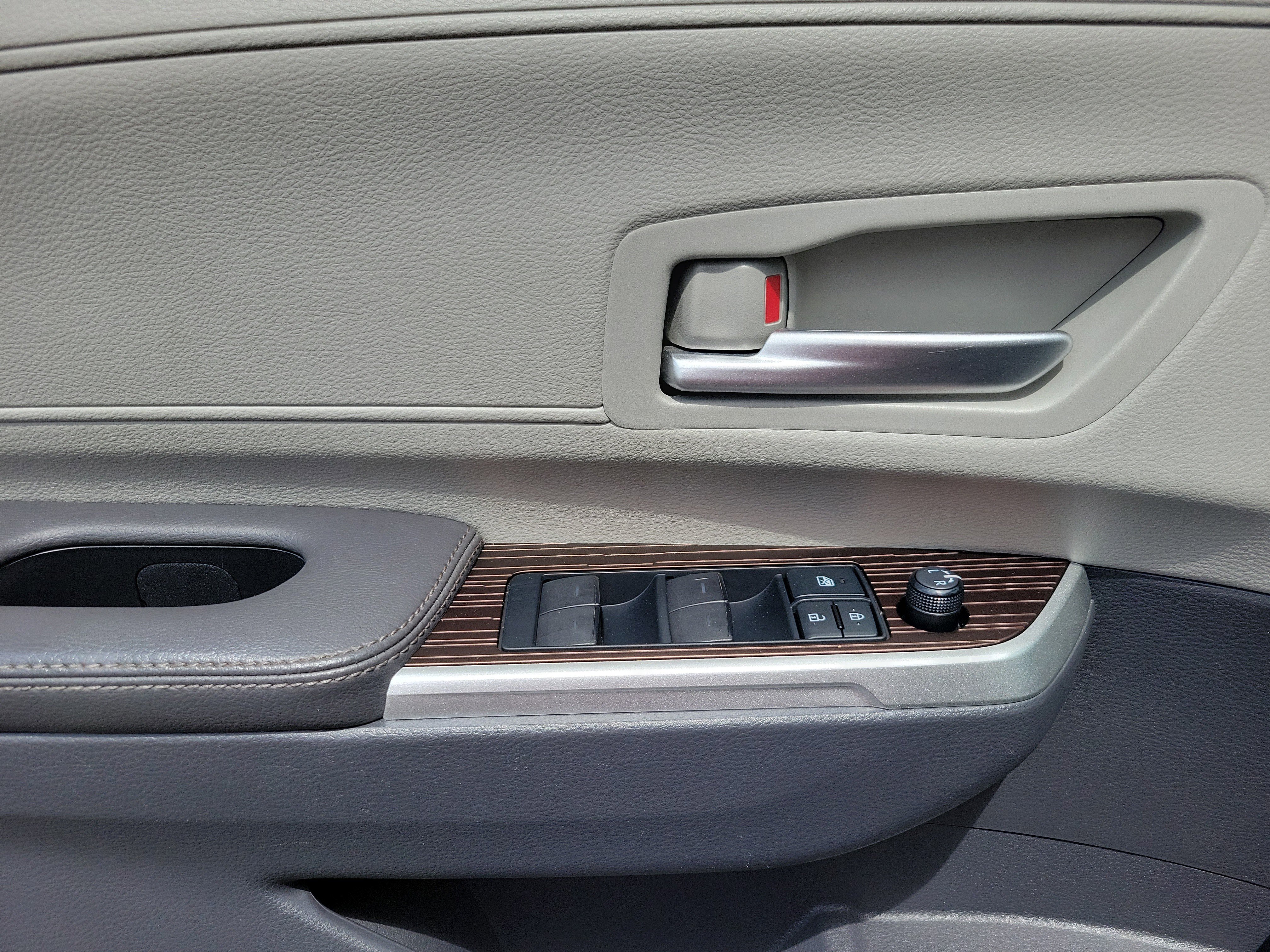 Used 2022 Toyota Sienna XLE w/ XLE Plus Package FWD image 8