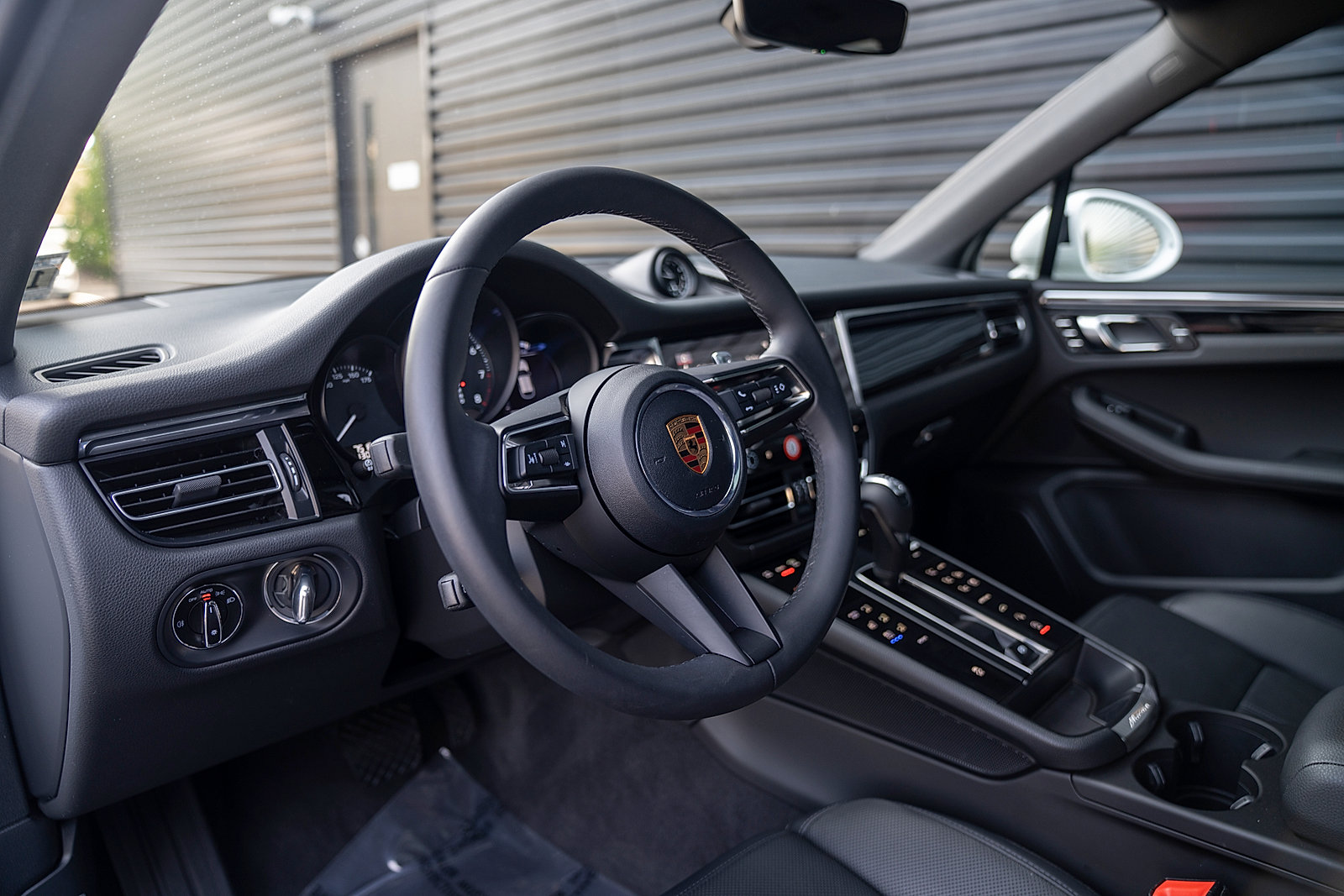 Certified 2025 Porsche Macan AWD/4WD image 4
