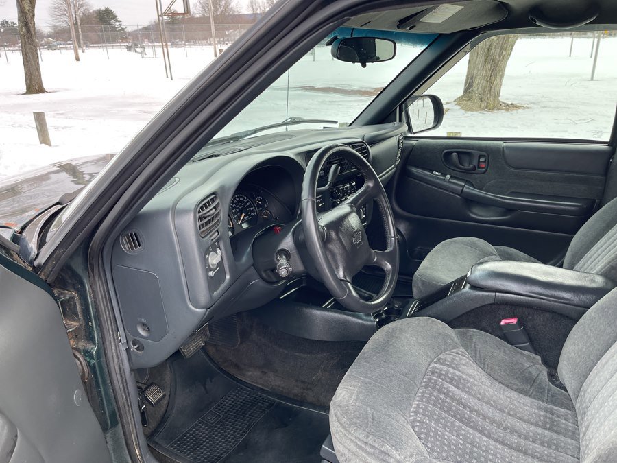 Used 2002 Chevrolet S10 Pickup LS w/ LS Preferred Equipment Group AWD/4WD image 25