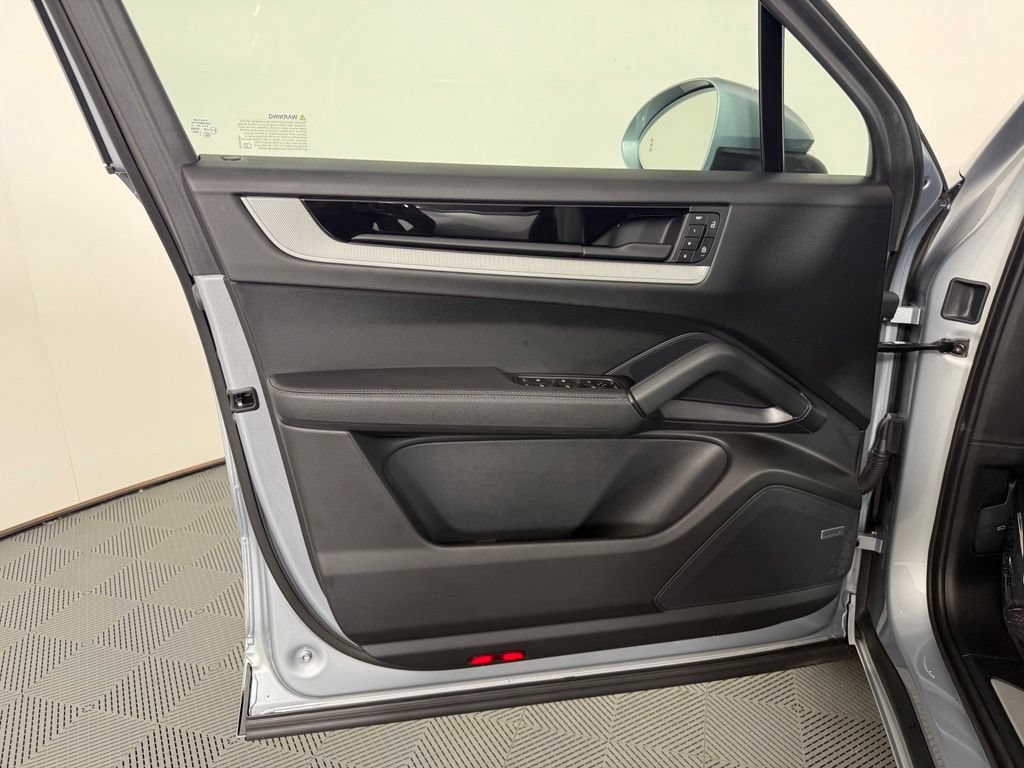 Certified 2025 Porsche Cayenne AWD/4WD image 19