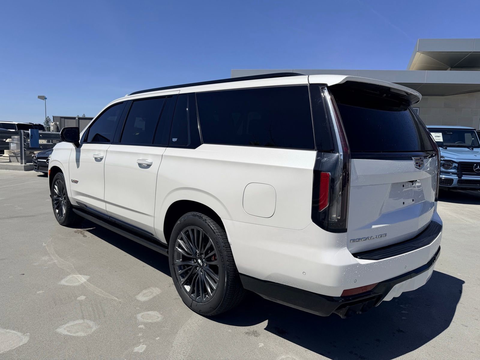 Used 2023 Cadillac Escalade ESV V w/ Heavy-Duty Trailer Package AWD/4WD image 6
