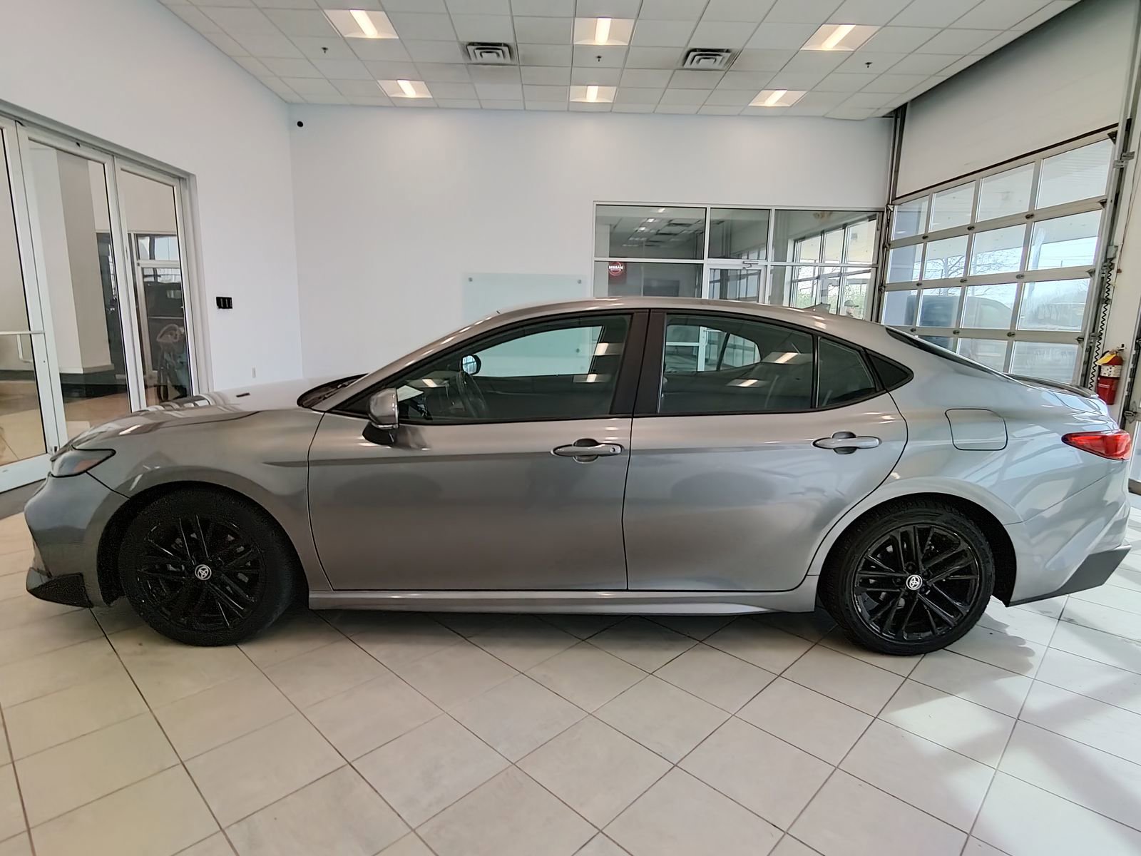 Used 2025 Toyota Camry SE image 6