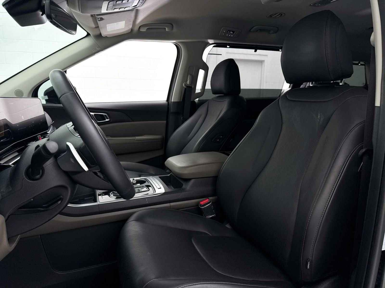 Used 2025 Kia Carnival EX image 20