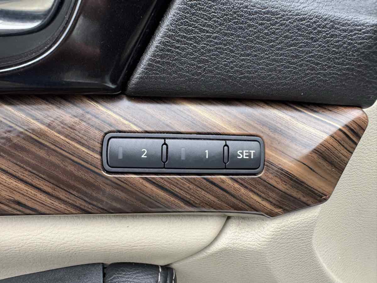 Used 2016 Nissan Maxima Platinum w/ Interior Lighting Package FWD image 28