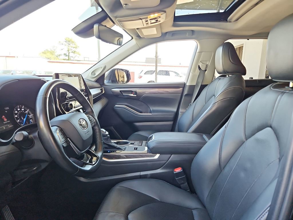 Used 2021 Toyota Highlander Limited image 26