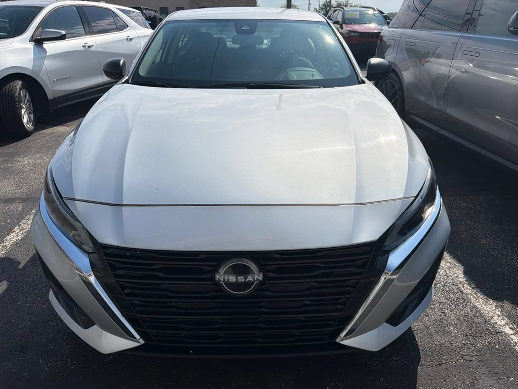 Used 2024 Nissan Altima 2.5 SV FWD image 2