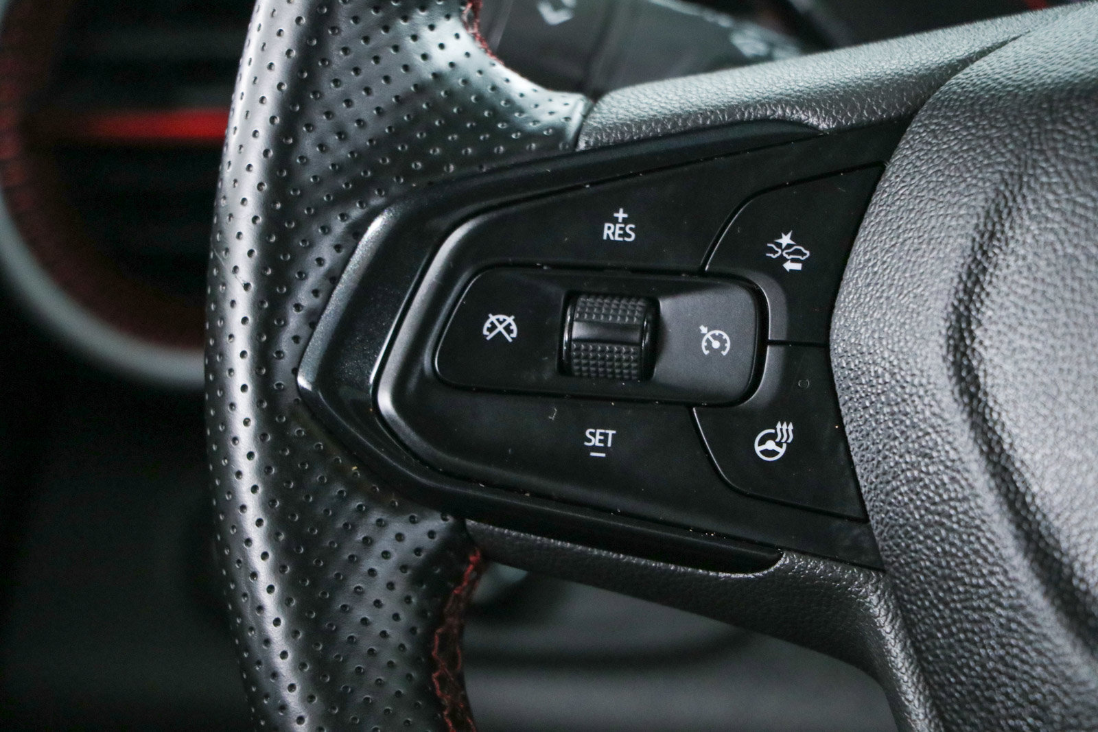 Used 2024 Chevrolet Trax RS w/ Sunroof Package FWD image 13