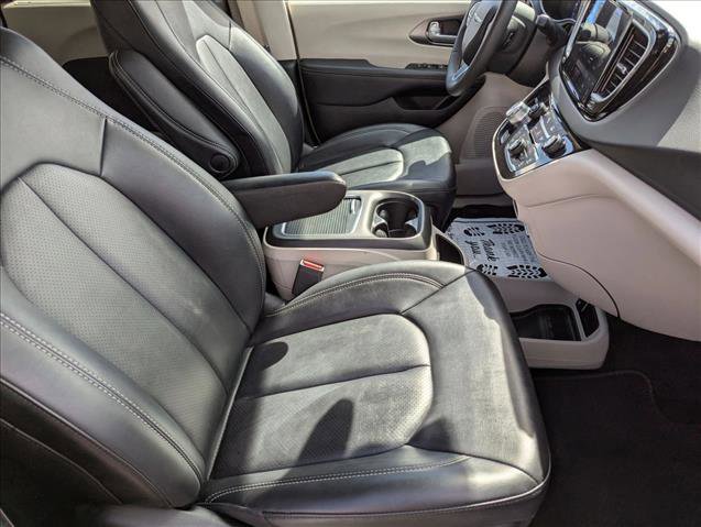 Used 2024 Chrysler Pacifica Touring-L image 21
