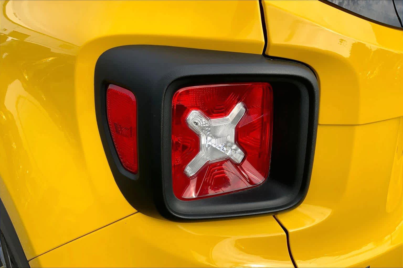 Used 2016 Jeep Renegade Latitude FWD image 27