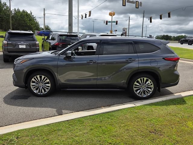 Used 2023 Toyota Highlander Platinum FWD image 4