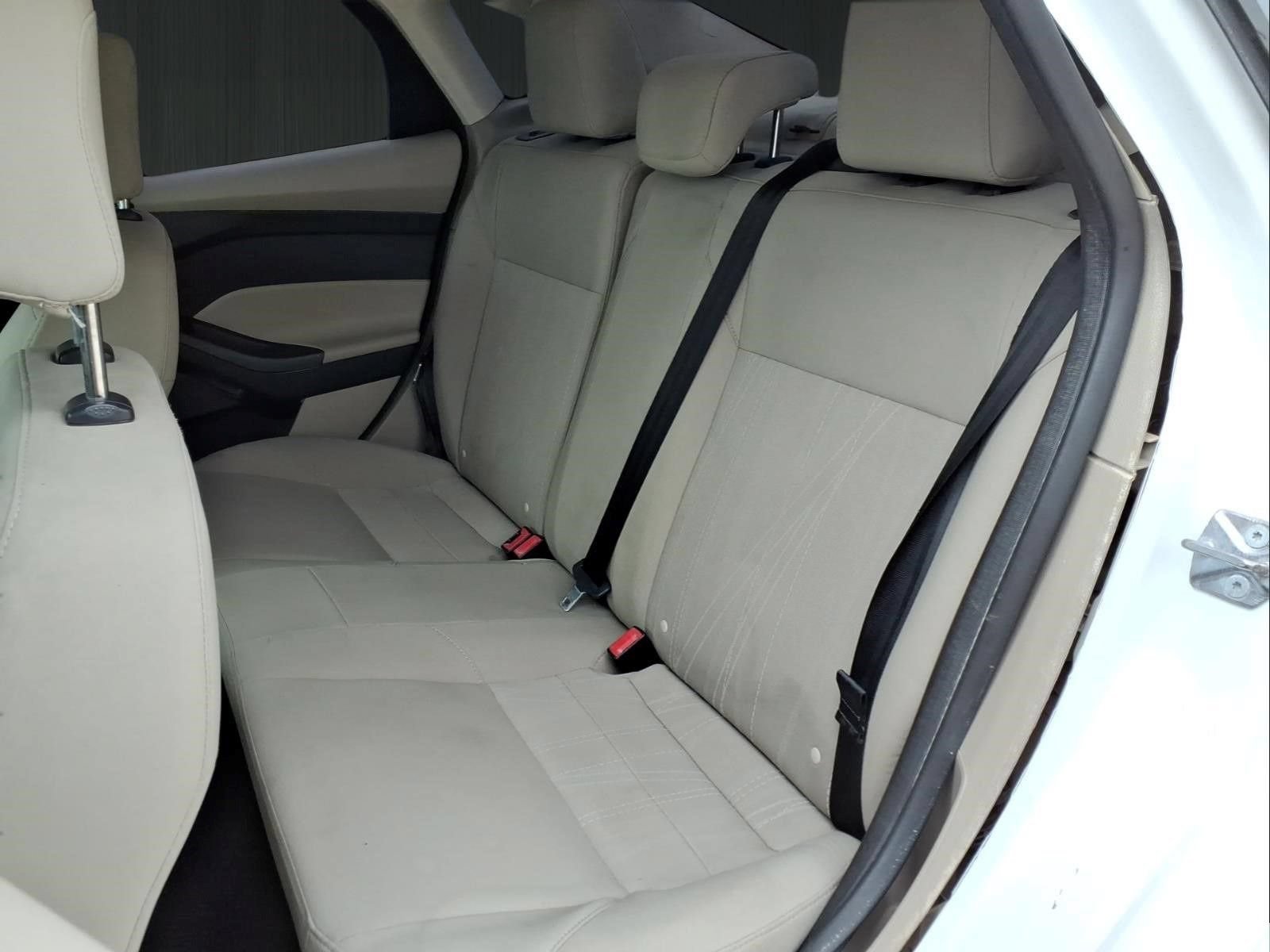 Used 2018 Ford Focus SE w/ SE Appearance Package FWD image 16