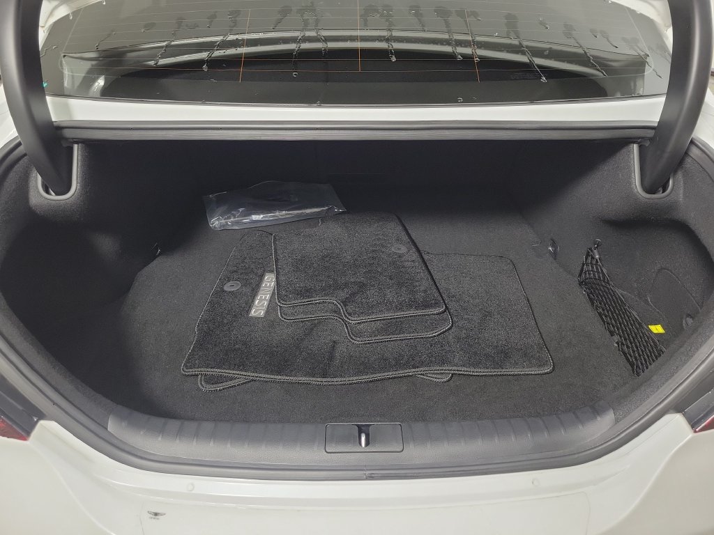 Used 2023 Genesis G70 2.0T RWD image 8