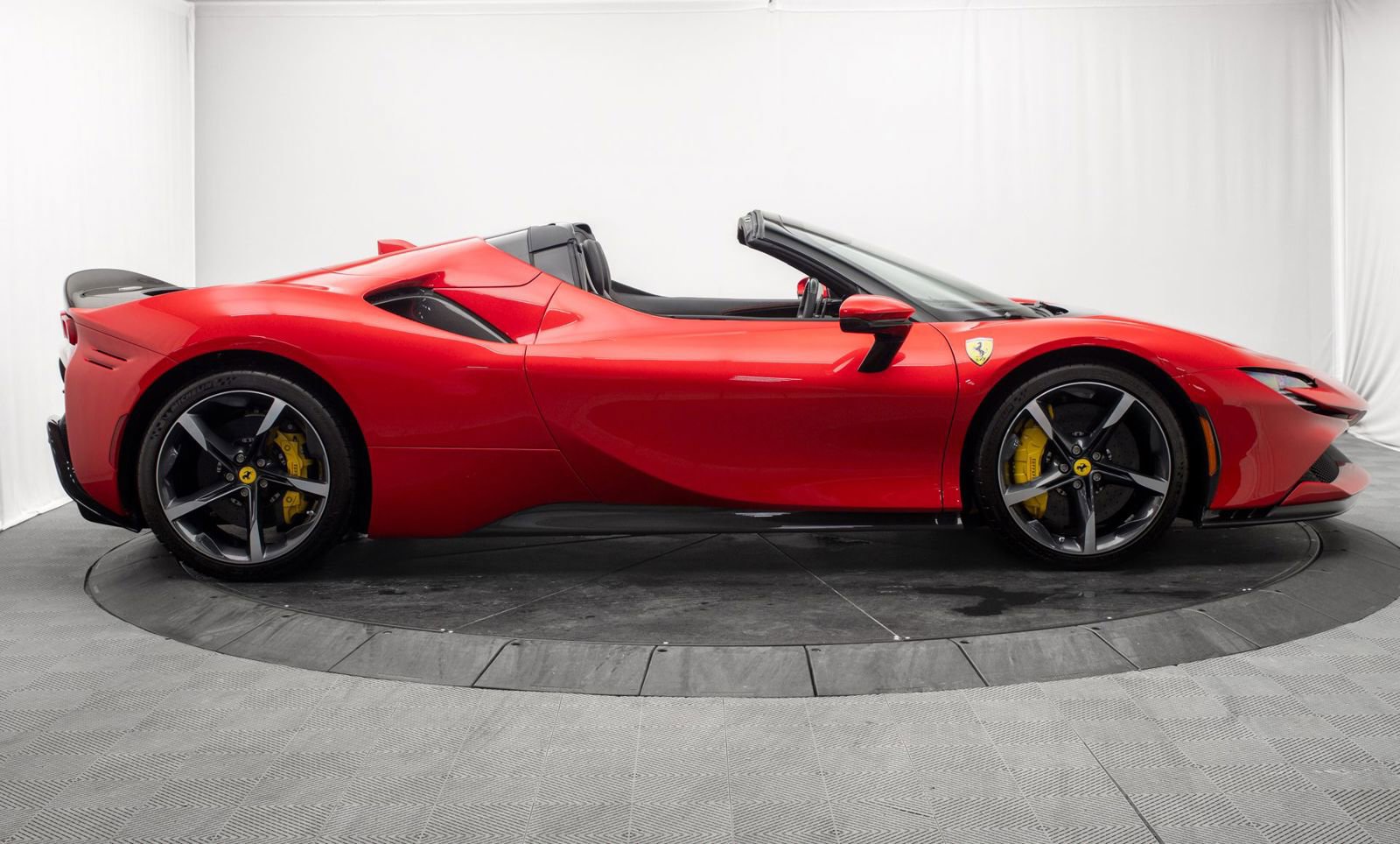 Used 2022 Ferrari SF90 Spider image 3