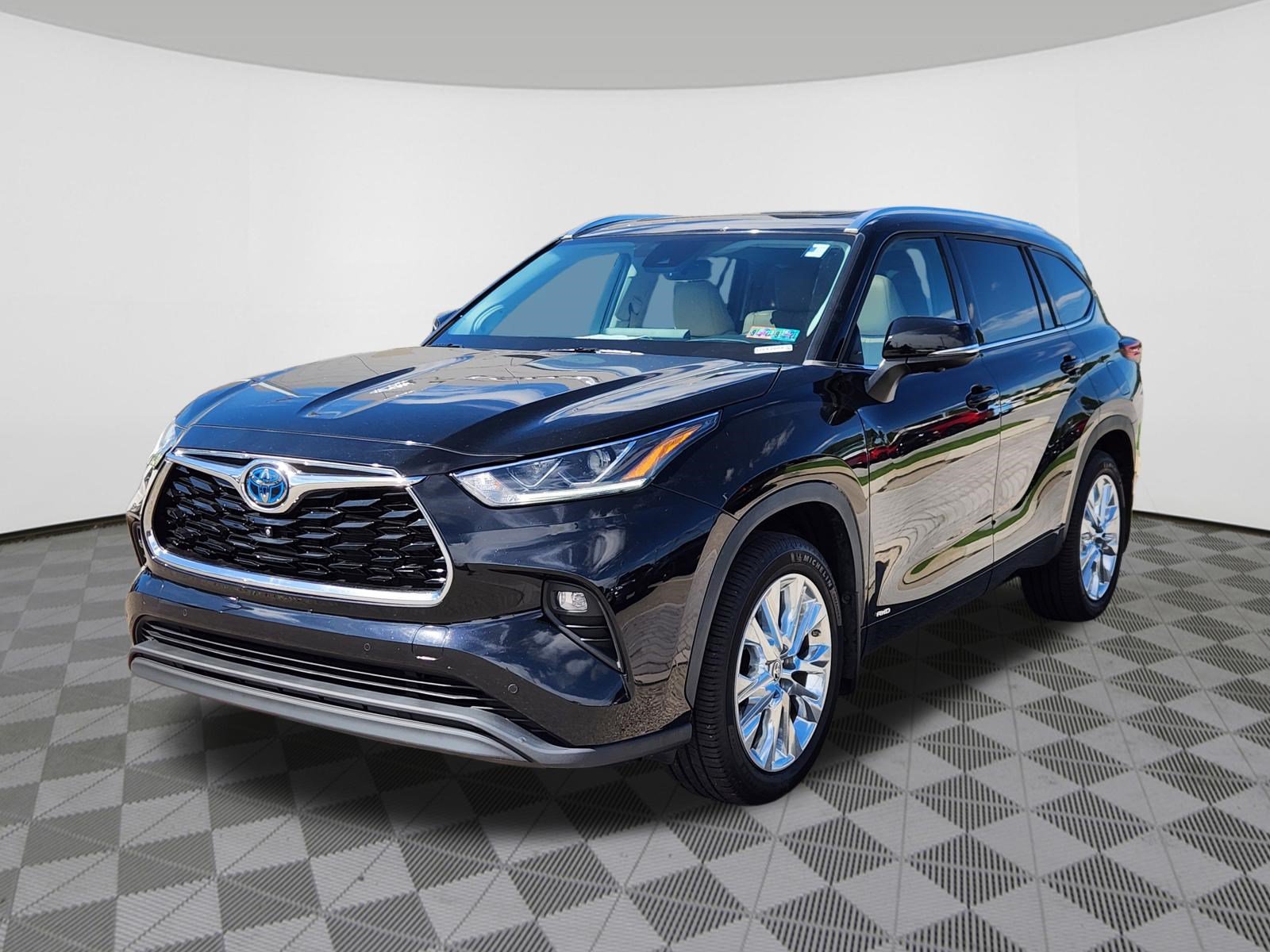 Used 2023 Toyota Highlander Limited AWD/4WD image 2