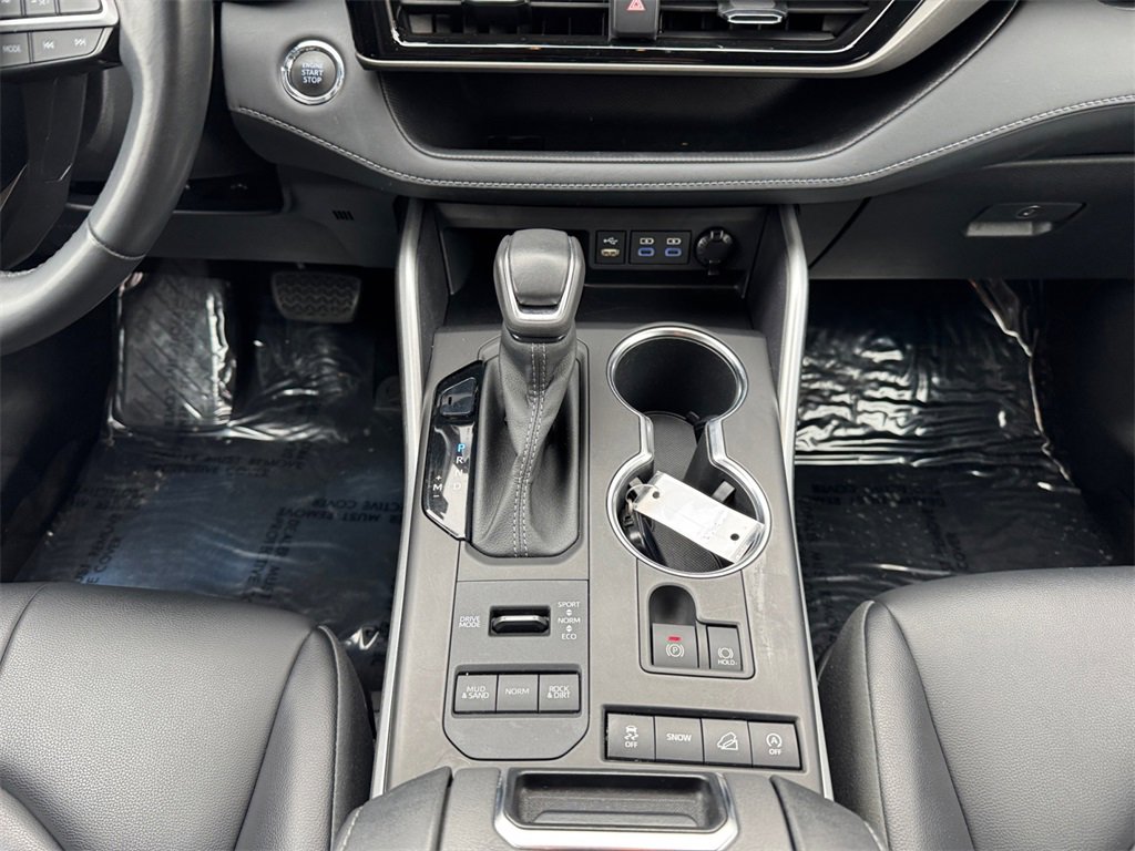 Used 2022 Toyota Highlander XLE image 11