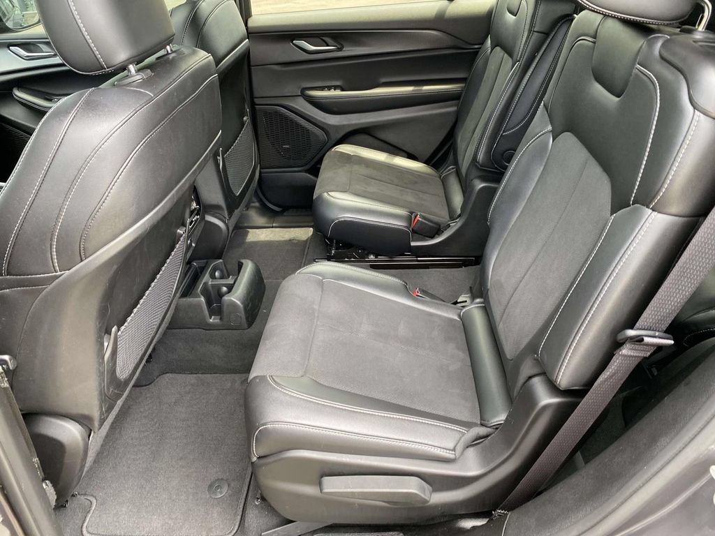Used 2025 Jeep Grand Cherokee L Altitude RWD image 10